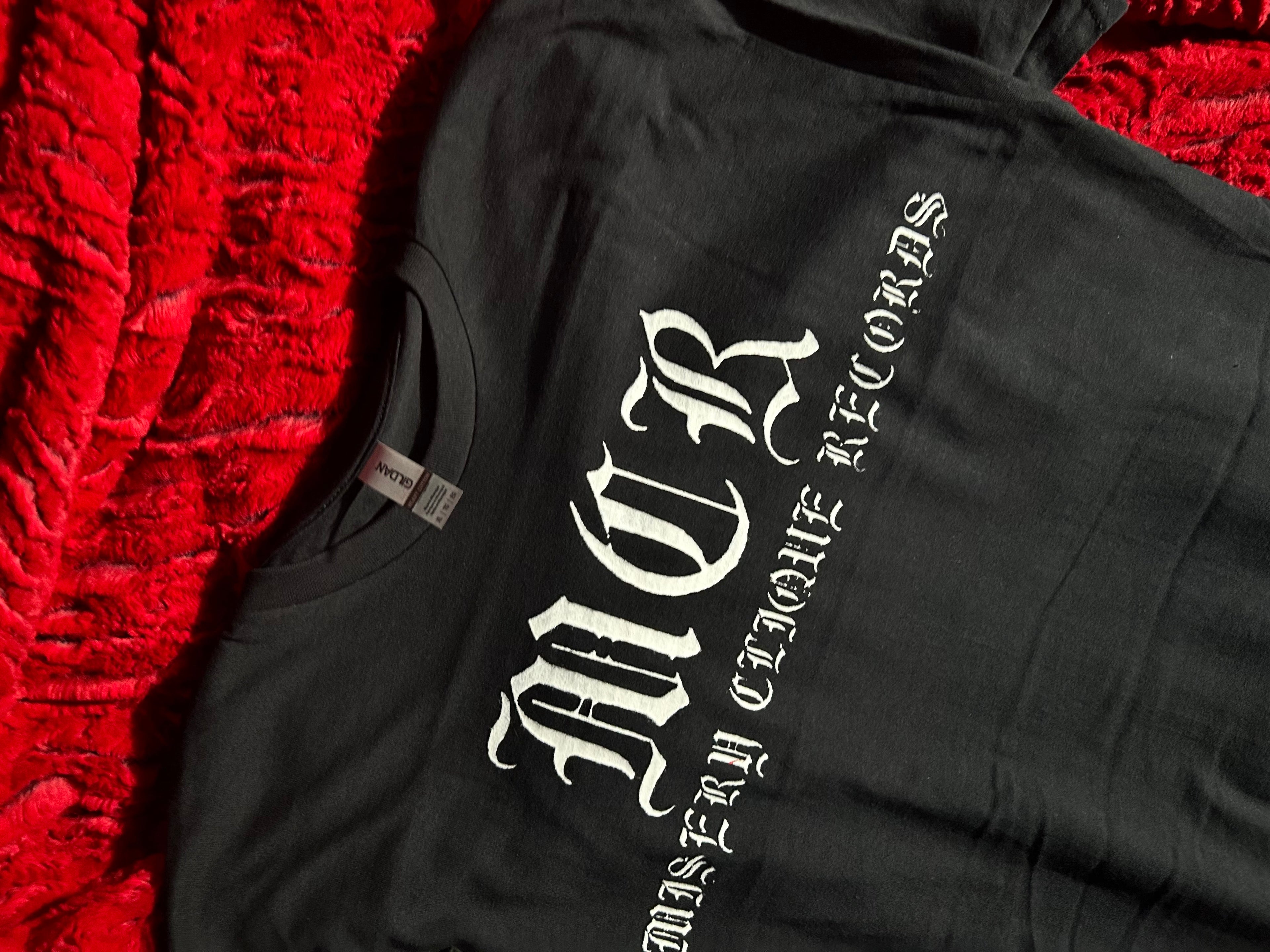 𝕿𝖍𝖗𝖆𝖘𝖍𝖊𝖉 𝕮𝖑𝖎𝖖𝖚𝖊 𝕾𝖍𝖔𝖗𝖙 𝕾𝖑𝖊𝖊𝖛𝖊 𝕸𝕮𝕽 𝕿-𝖘𝖍𝖎𝖗𝖙